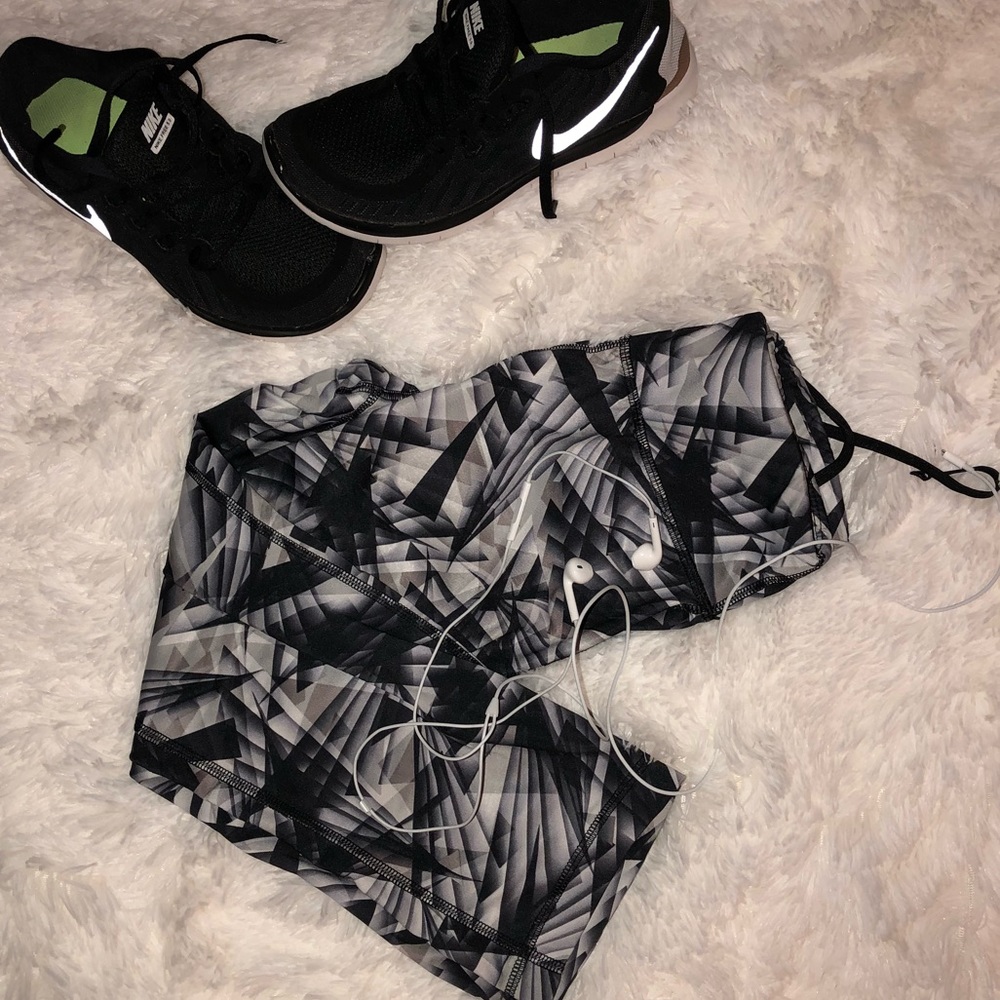 Cropped Leggings‼️Super Cute‼️💋💋💋